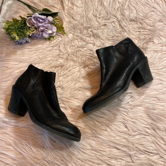 Eileen Fisher Black Chelsea Ankle Boots sz 7 - Picture 1 of 11